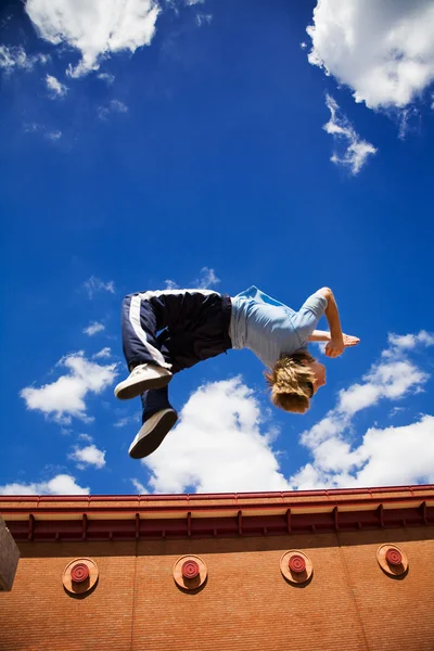 Parkour tillbaka flip — Stockfoto