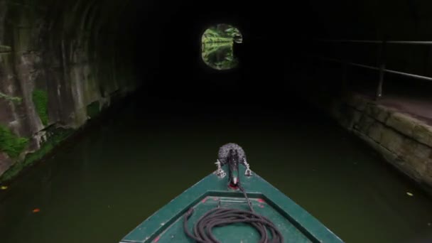 터널을 통해 운하 보트 — 비디오