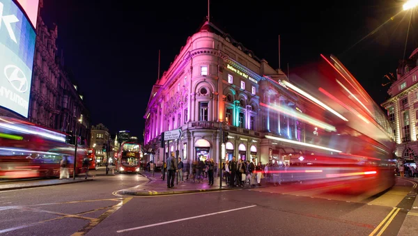 Londen trocadero en traffic's nachts — Stockfoto