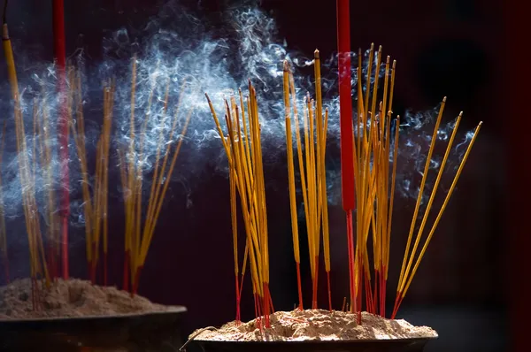 Queima de paus de incenso — Fotografia de Stock