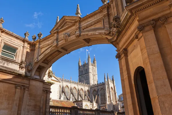 Bath Abbey framed by arch — Stock Photo, Image