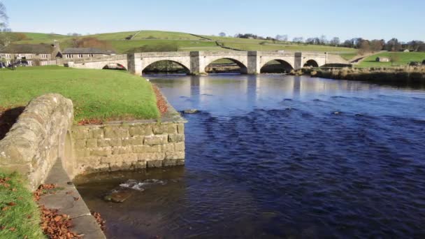 Мосту в місті Burnsall — стокове відео