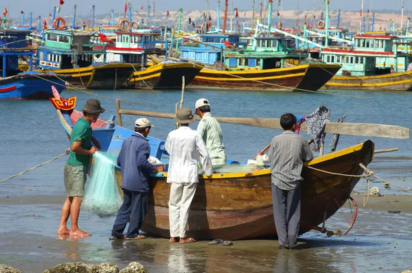 Fiskare förbereda båten på mui ne, vietnam — Stockfoto