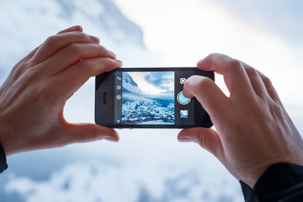Tirar uma foto do Instagram com um iPhone — Fotografia de Stock