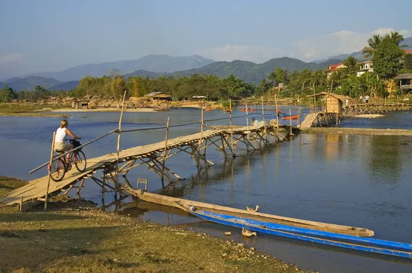 Most nad rzeką xong nam, vang vieng — Zdjęcie stockowe