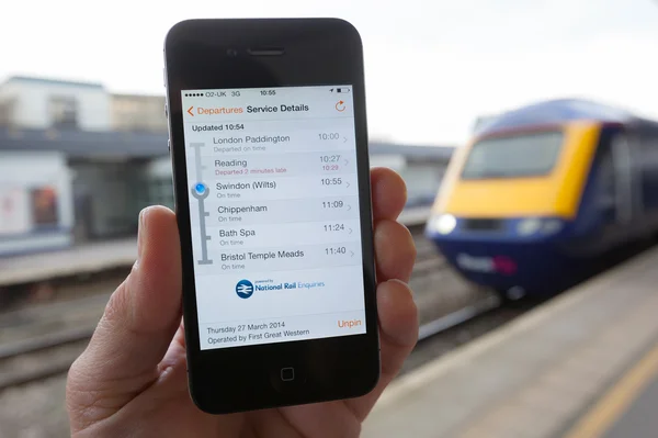 智能手机运行的列车时间应用程序 — 图库照片