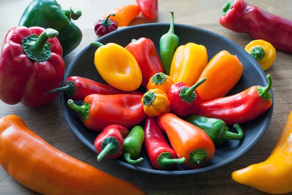 Pimentos doces e quentes em uma tigela de cozinha — Fotografia de Stock