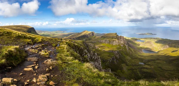 Quiraing Skye Adası Skoçya Ngiltere Çevresindeki Çarpıcı Manzaranın Panoramik Görüntüsü — Stok fotoğraf