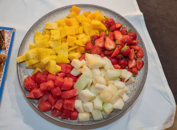 Színes, friss gyümölcs, tányérra vágva — Stock Fotó