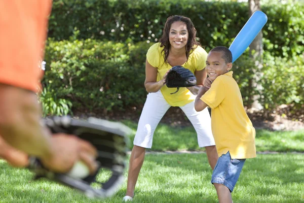 Famiglia afroamericana che gioca a baseball Foto Stock Royalty Free