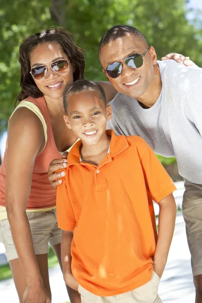 Genitori afroamericani con figlio maschio — Foto Stock