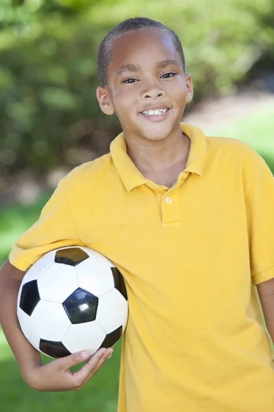 Enfant afro-américain jouant avec le football ou le ballon de football — Photo