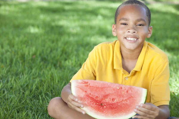 Boldog afro-amerikai fiú gyermek étkezési görögdinnye — Stock Fotó