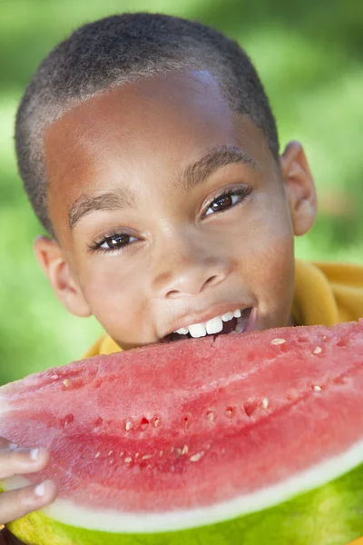 水メロンを食べて幸せなアフリカ系アメリカ人の少年子供 — ストック写真