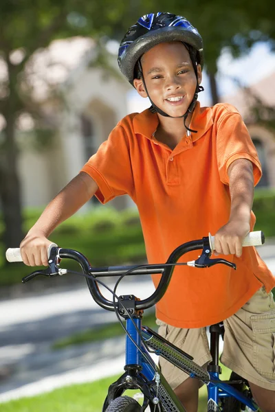 Afro-Amerikaanse jongen kind rijden fiets — Stockfoto