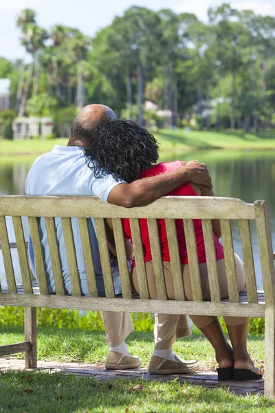 Tre unga kvinnor insvept i amerikanska flaggor på en strand — Stockfoto