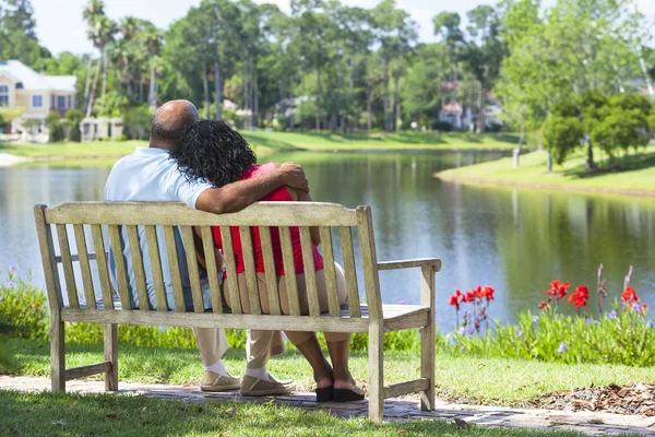 Tre unga kvinnor insvept i amerikanska flaggor på en strand — Stockfoto