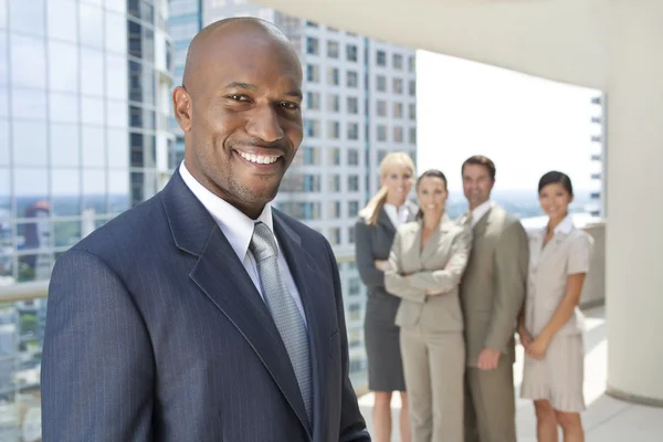 Афроамериканский бизнесмен и бизнес-команда — стоковое фото
