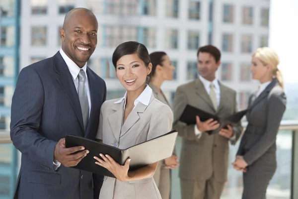 Männer & Frauen im City Business Team Stockfoto