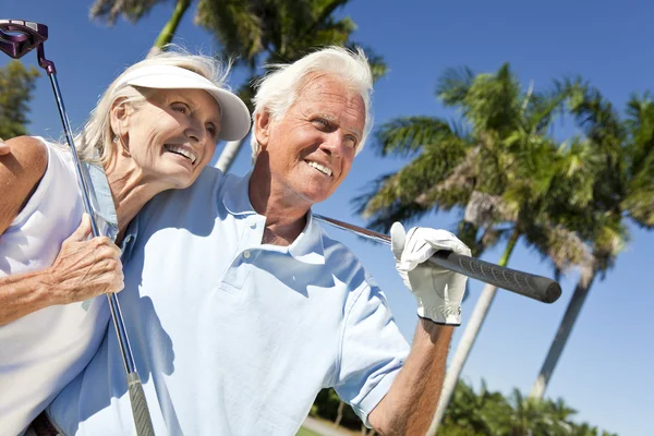 Senior lycklig & kvinna par spela Golf — Stockfoto