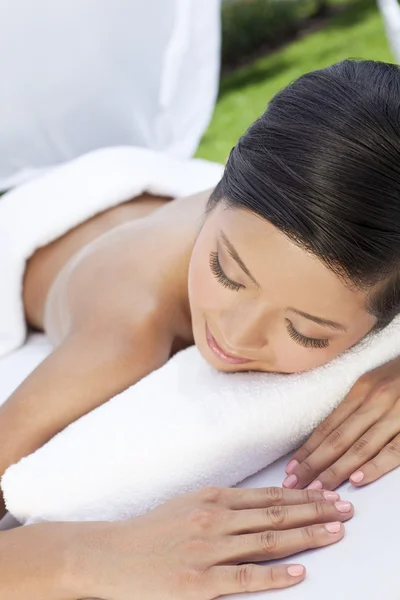 Uma jovem mulher relaxando lá fora no Health Spa — Fotografia de Stock