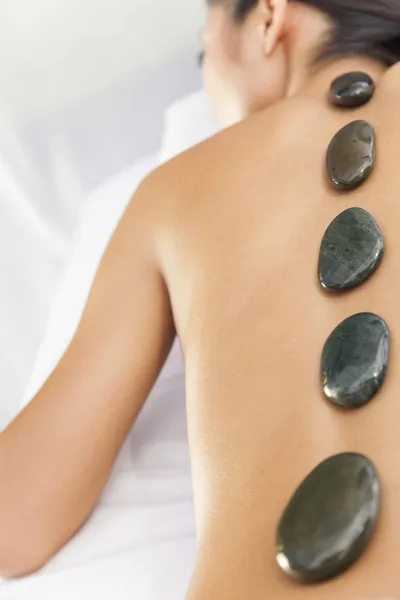 Kvinna avkopplande hälsa spa heta sten behandling massage — Stockfoto