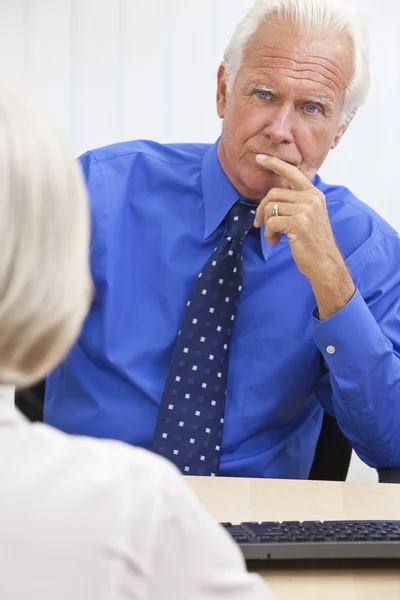 Tankeväckande senior affärsman i office på skrivbordet — Stockfoto