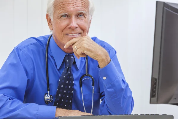 Médico Masculino Sênior com Estetoscópio — Fotografia de Stock