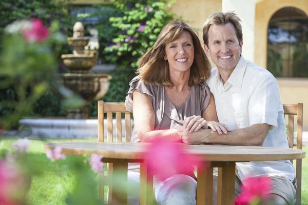 Mann & Frau romantisches Paar im Garten — Stockfoto