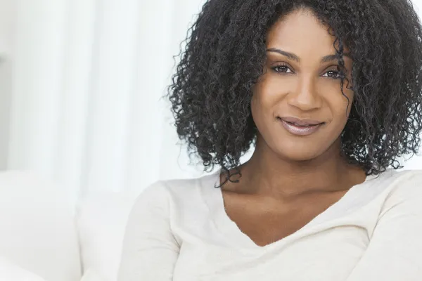 Hermosa sonriente mujer afroamericana — Foto de Stock