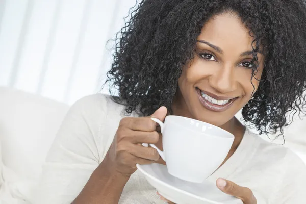 Mujer afroamericana bebiendo taza de café o té — Foto de Stock