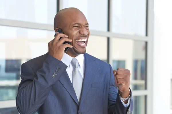 Успешный афроамериканский бизнесмен разговаривает по мобильному телефону — стоковое фото