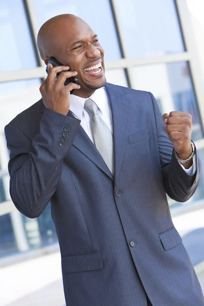 Empresário afro-americano falando por telefone celular — Fotografia de Stock