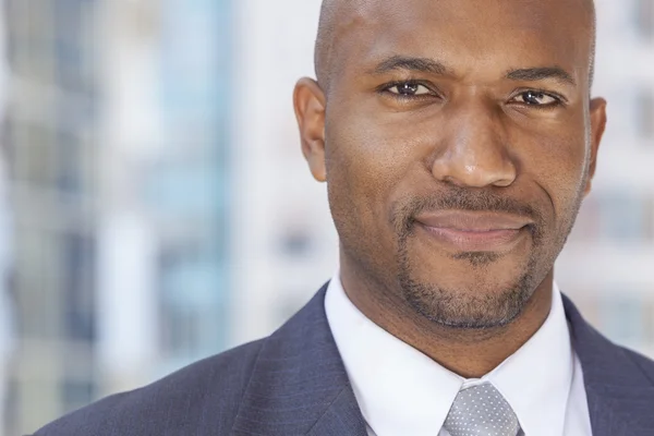 Feliz hombre de negocios afroamericano —  Fotos de Stock