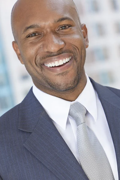 Счастливый афроамериканец или бизнесмен — стоковое фото