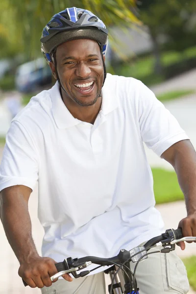 笑みを浮かべて自転車に乗って幸せなアフリカ系アメリカ人の男 — ストック写真