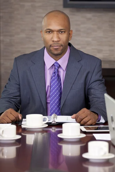 Африканский бизнесмен-американец сидит в зале заседаний — стоковое фото