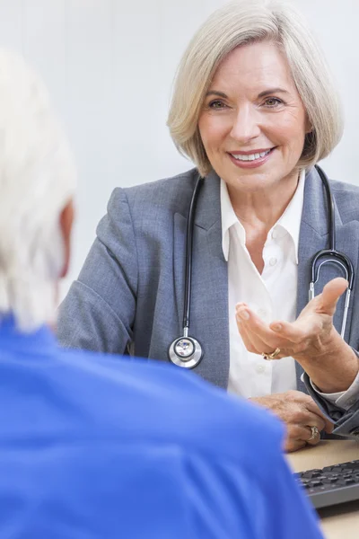 Gelukkig lachend senior koppel zittend op een park bench omarmen — Stockfoto