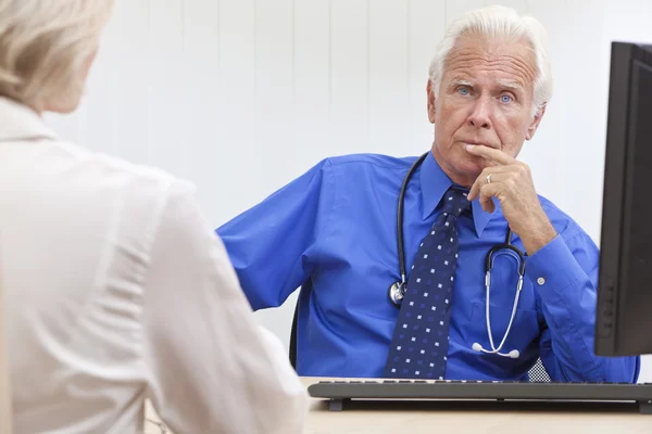 Gelukkig lachend senior koppel zittend op een park bench omarmen — Stockfoto