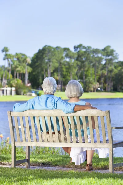 Zadní pohled na starší pár sedí na lavičce v parku — Stock fotografie