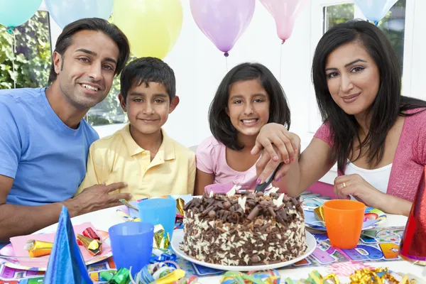 Asiatisk indisk familj firar födelsedagsfest styckning kakan — Stockfoto