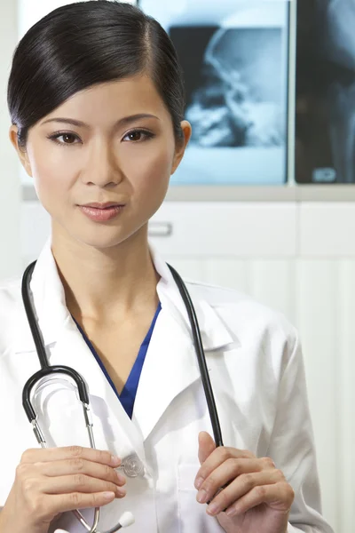 Chinesische Krankenhausärztin mit Röntgenaufnahmen — Stockfoto