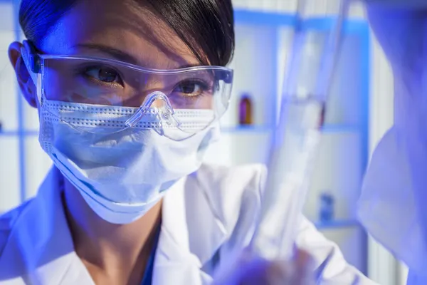 Chinês mulher cientista com tubo de teste em laboratório — Fotografia de Stock