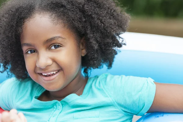 Menina afro-americana feliz bonito — Fotografia de Stock