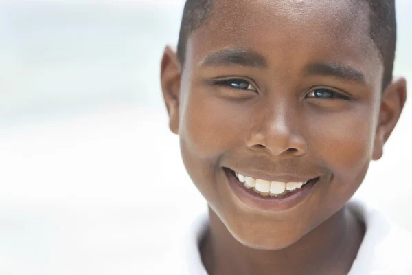 Feliz menino afro-americano na praia — Fotografia de Stock