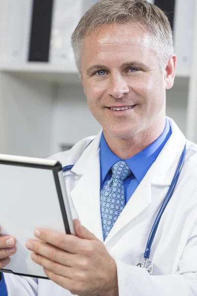 Médico masculino del hospital usando la computadora de la tableta — Foto de Stock