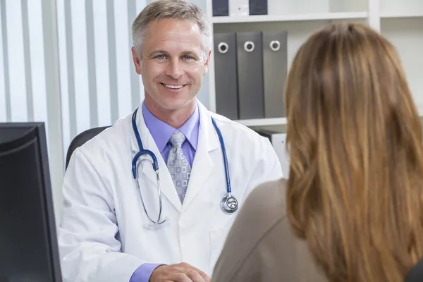 Чоловіча лікарня Доктор розмовляє з пацієнткою — стокове фото