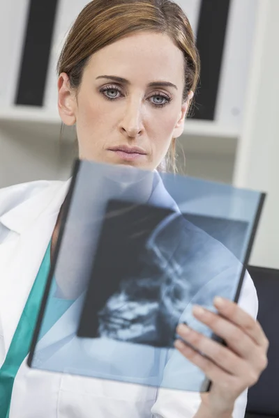 Mujer Doctora de Hospital con Rayos X — Foto de Stock