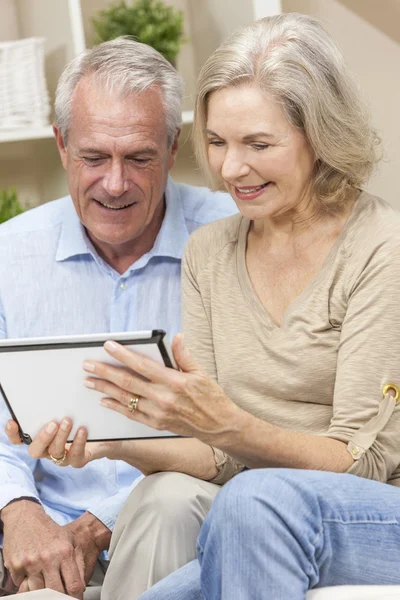 Homem Senior feliz & Casal mulher usando Tablet Computador — Fotografia de Stock