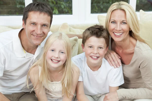 Familia feliz divirtiéndose sentada en casa —  Fotos de Stock